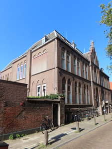 851057 Gezicht op de voor- en zijgevel van het voormalige kloostergebouw Deken Roesstraat 13 te Utrecht. Tot in 2018 ...